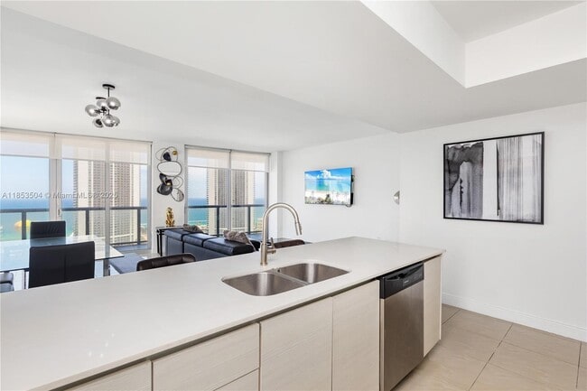 Building Photo - 2600 E Hallandale Beach Blvd
