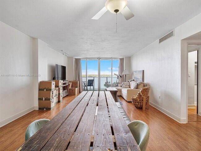 Foto del edificio - 10350 W Bay Harbor Dr