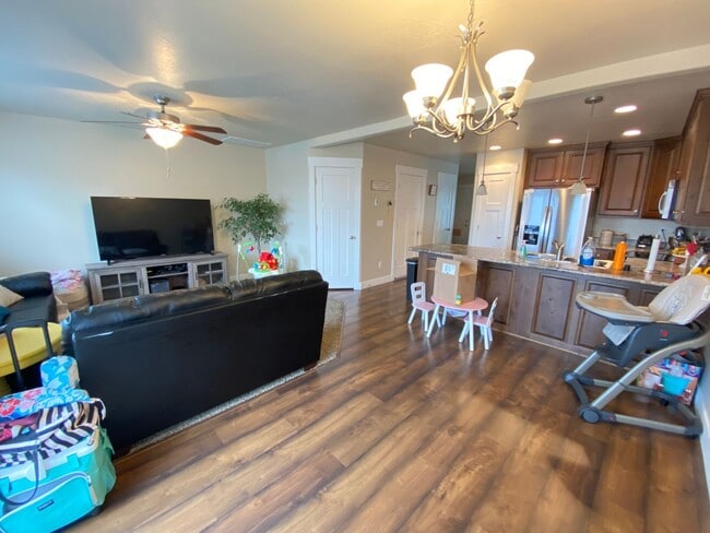 Building Photo - Cute Provo Townhome