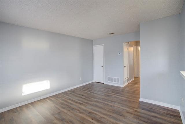 Building Photo - 313 Queens Ct S