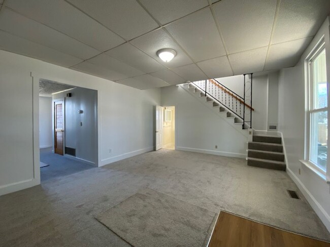 Building Photo - 2 Bedroom 1 Bathroom Unit Available in Urb...