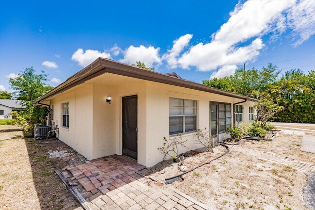 Foto del edificio - 5029 Rose Hill Dr