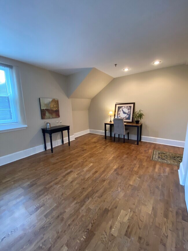 Spacious, open floor plan - 803 E 6th St