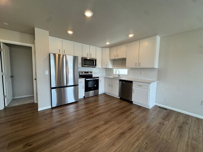 Foto del edificio - Modern 3-Level Home with Dual Balconies, Open Floor Plan & Bonus Flex Space