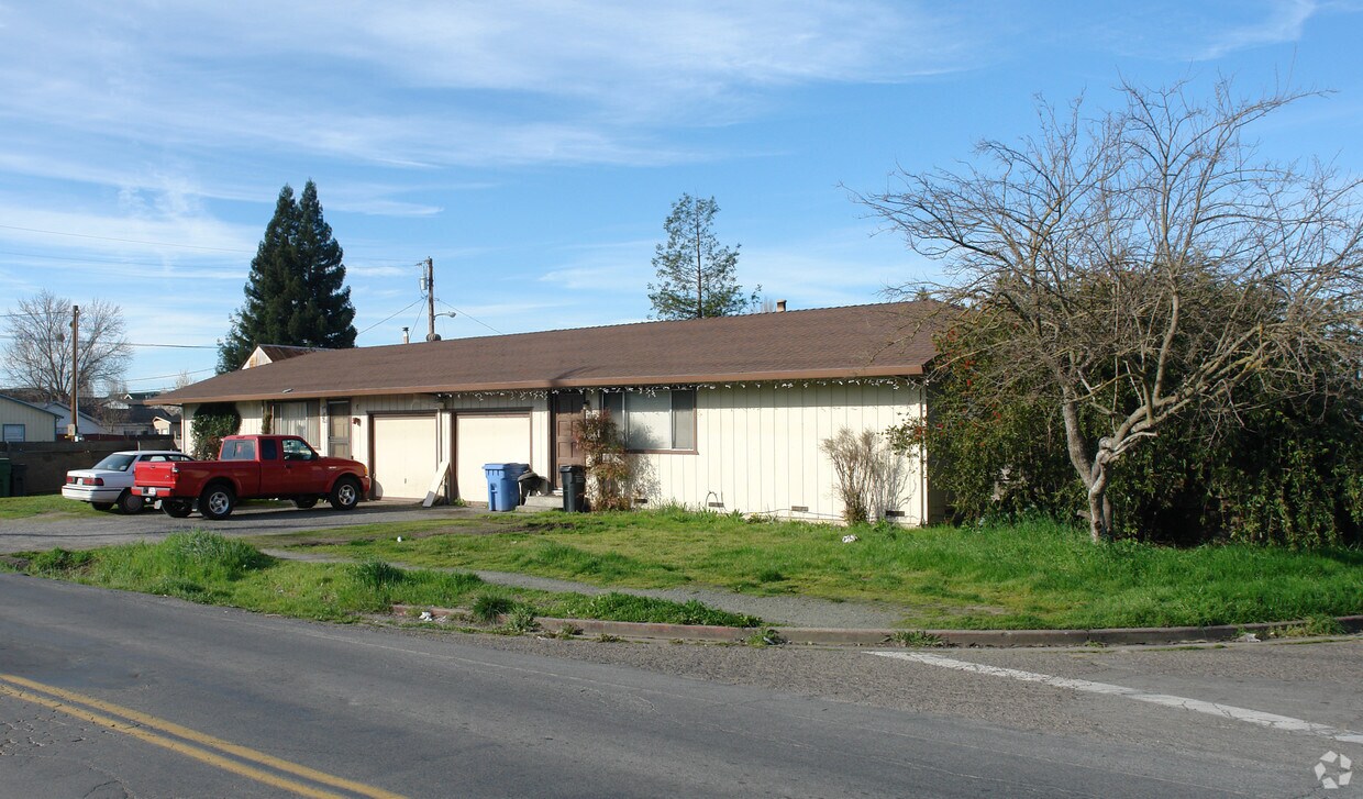 Building Photo - 3175 Moorland Ave