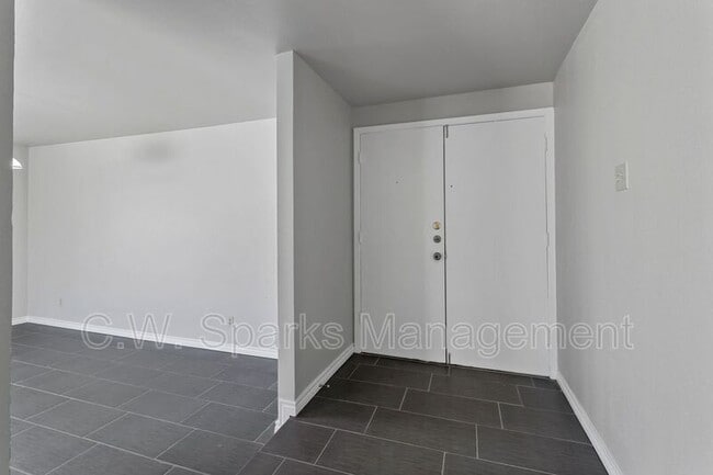 Building Photo - 1020 Mountview Dr