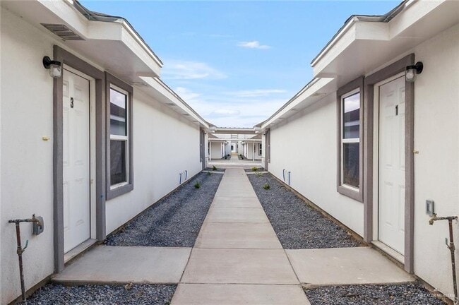 Building Photo - 15 Fuerte Ave