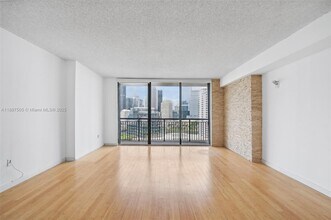 Building Photo - 540 Brickell Key Dr