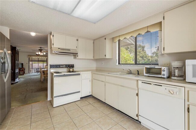 Foto del edificio - 8023 Feather Ct