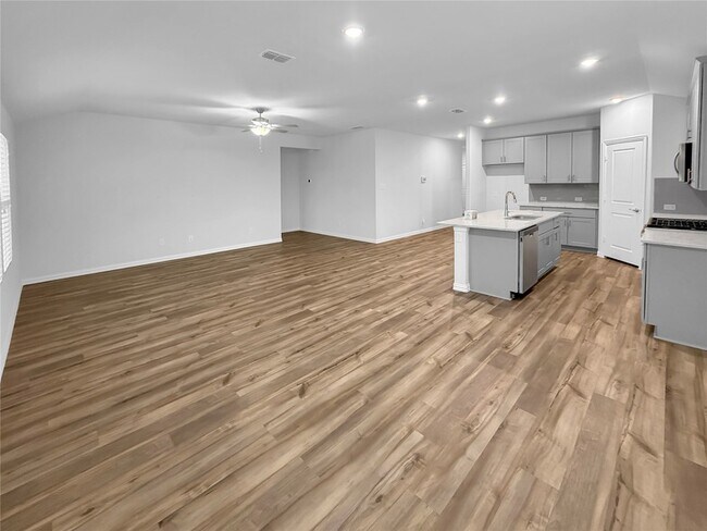 Building Photo - 503 Fox Ridge Dr