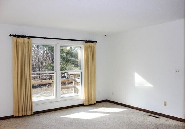 Building Photo - $1,800 | 3 Bedroom, 2 Bathroom House | Pet...