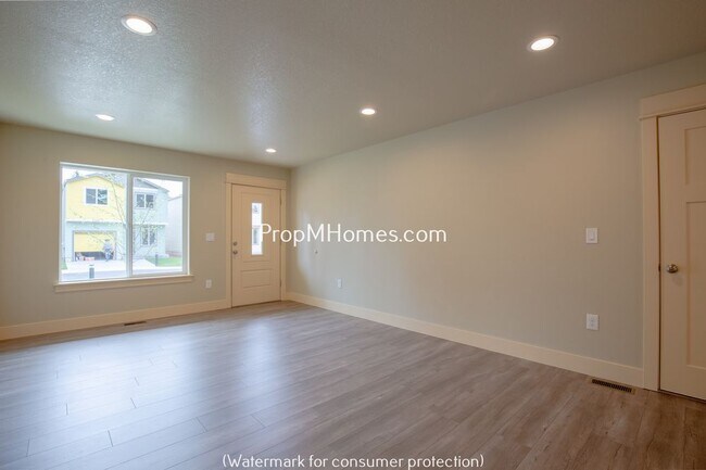 Building Photo - 5916 SE 136th Ave
