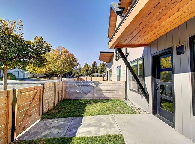 Foto del edificio - Whitefish townhouse for rent! 3 bed 2.5 bath 1 car attached garage. Walking distance to downtown ...