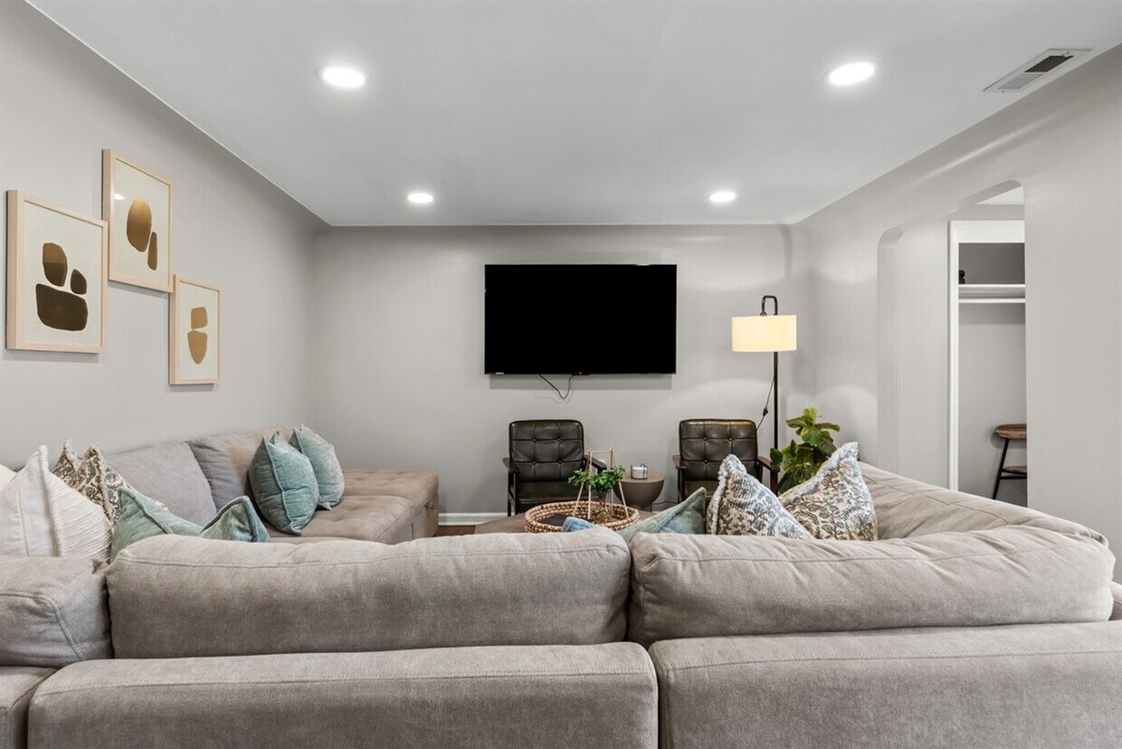 Foto principal - 8254 Mary Ann Ave