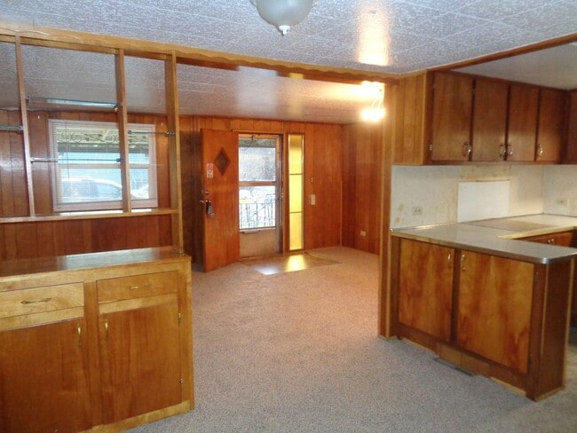 Building Photo - 3 Bedroom/ 1 1/2 Bathroom Mobile Home