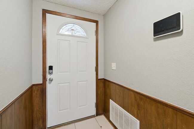 Foto del edificio - 1205 Swan Lake Rd