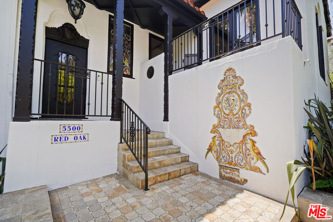Foto del edificio - 5500 Red Oak Dr