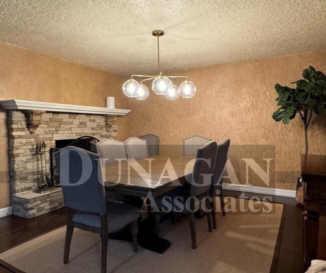 Foto del edificio - PRICE REDUCED !!!! Partially Furnished- 3bed 2bath home with water paid