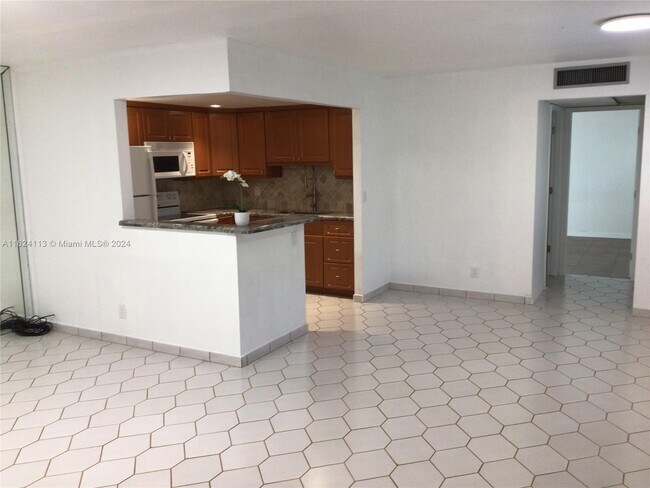 Building Photo - 402 Flanders I
