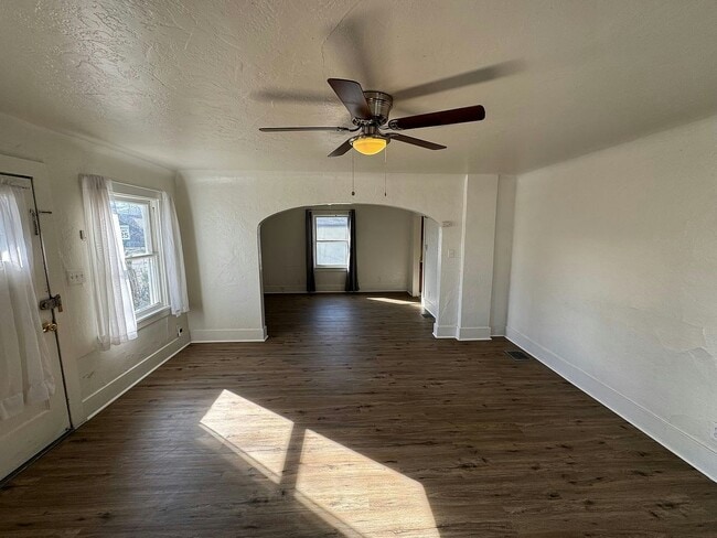 Building Photo - 715 W 6th St