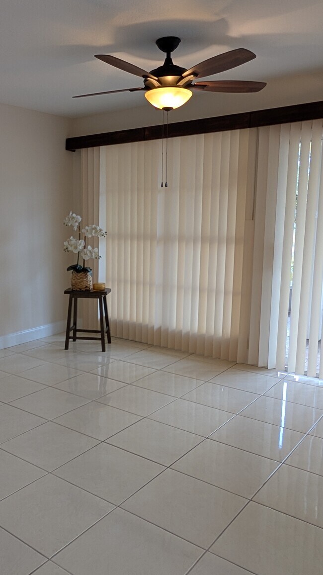 sala de estar - 6909 Lake Place Ct