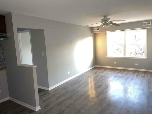 Foto del edificio - 5234 W Irving Park Rd