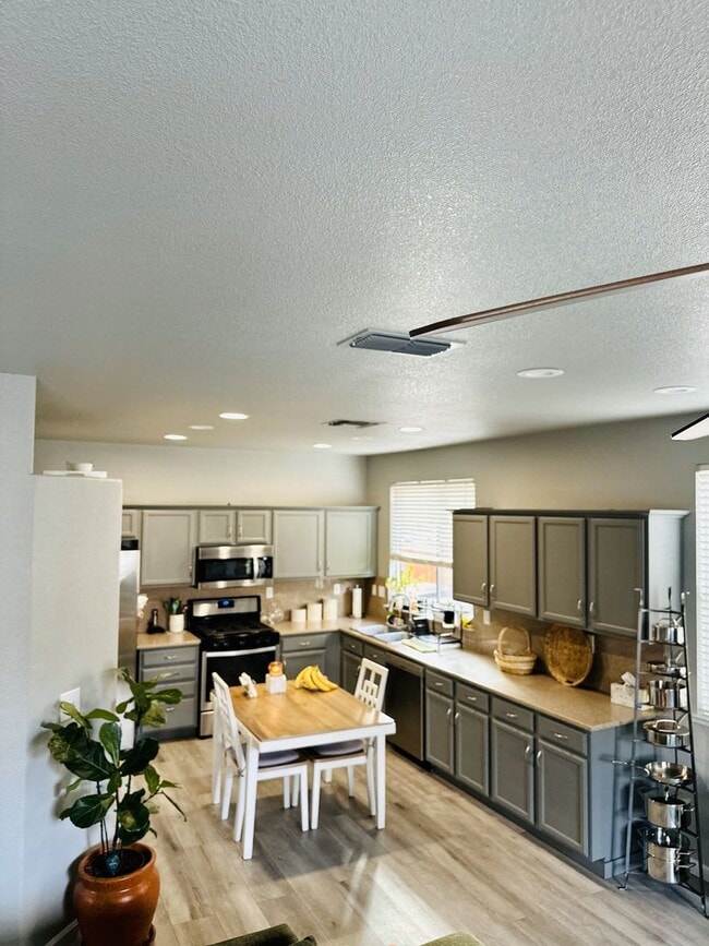 Building Photo - 4 BEDS & 2.5 BATHS!!! FANTASTIC OPPORTUNIT...