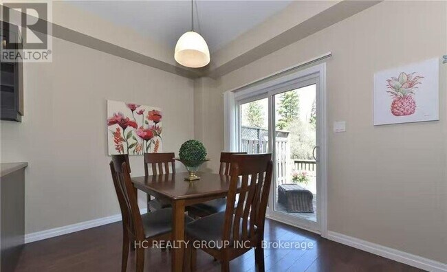 Photo du bâtiment - 112 N Centre Rd