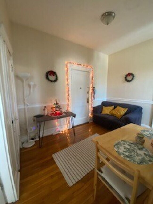 Building Photo - 2BR 1Bth unit. Heat/Hot Water included. Great location!