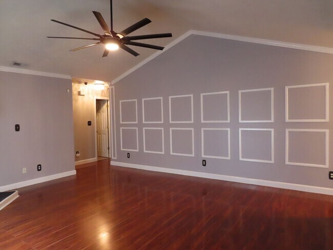 Building Photo - Lovely home conveniently located for all o...