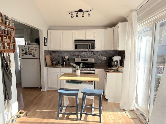 Building Photo - Cute WyCo Bungalow