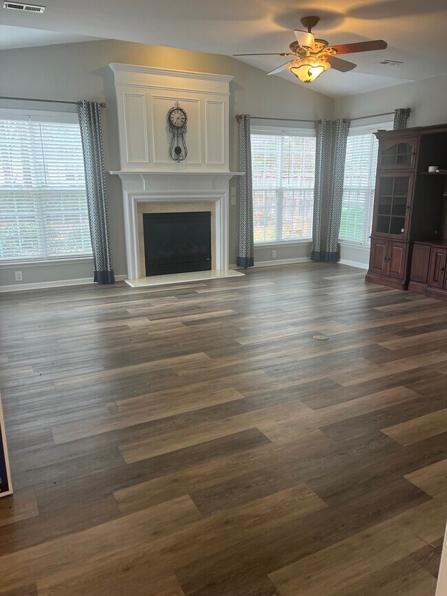 Foto del edificio - 5434 Wind Mountain Ln