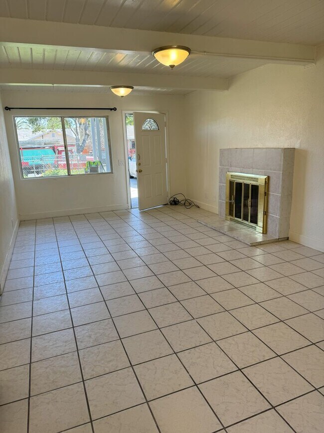 Foto del edificio - Charming 2 Bedroom home with large park like backyard