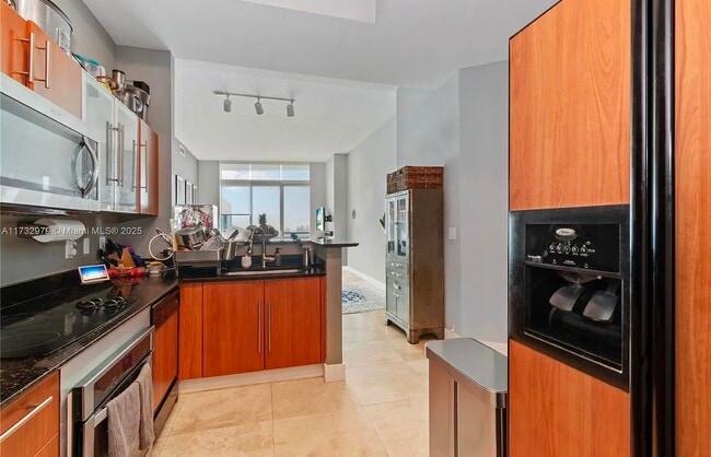 Stock kitchen - 325 S Biscayne Blvd Apartment