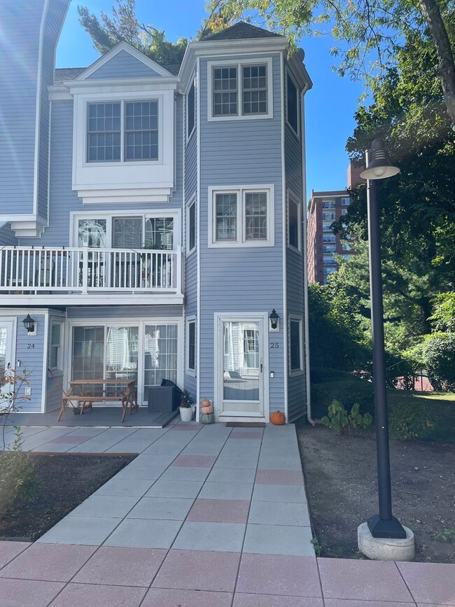 Building Photo - Charming 2 bedroom Condo