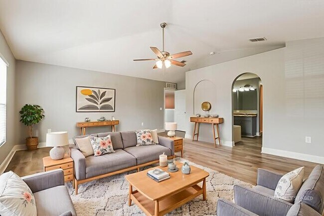 Foto del edificio - 2451 Foxhollow Rd