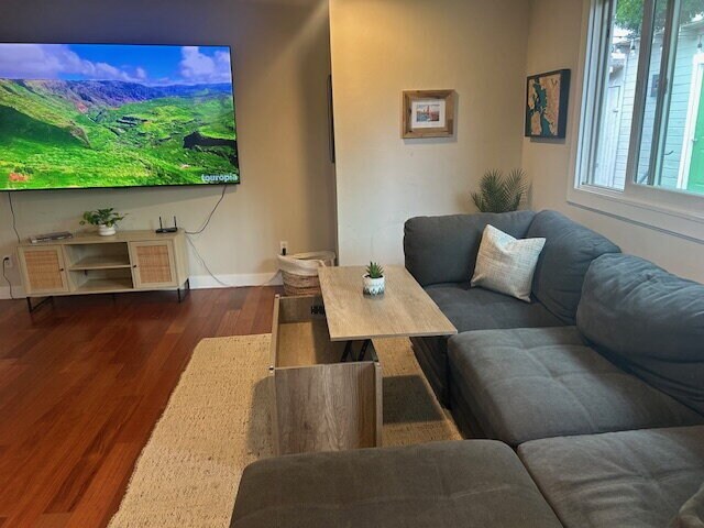 Foto del edificio - "Charming 3-Bed Sanctuary in Concord with 2 Full Baths - 1350 Sq Ft of Comfort!"