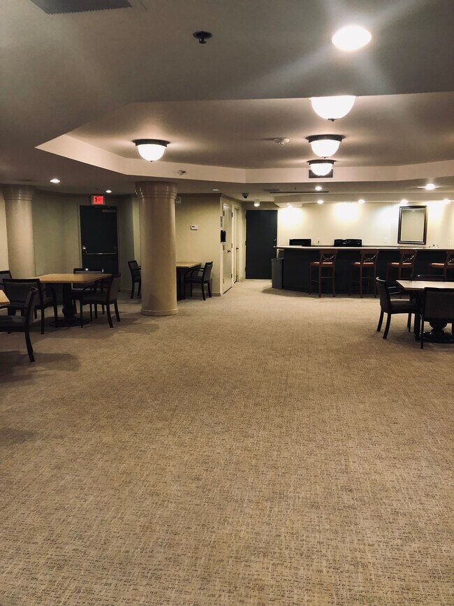 Salon - 1600 N Oak St