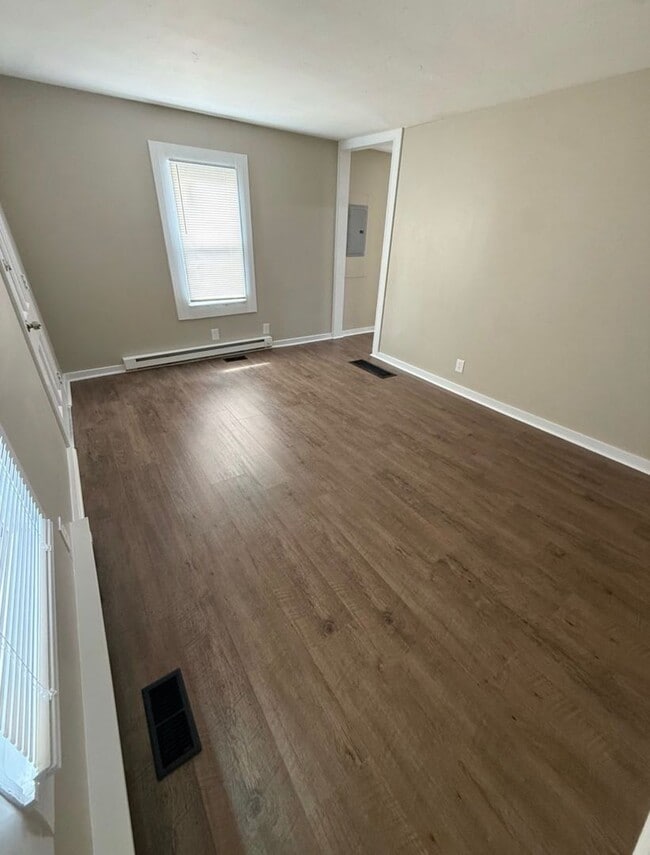 Building Photo - Last minute student housing!!