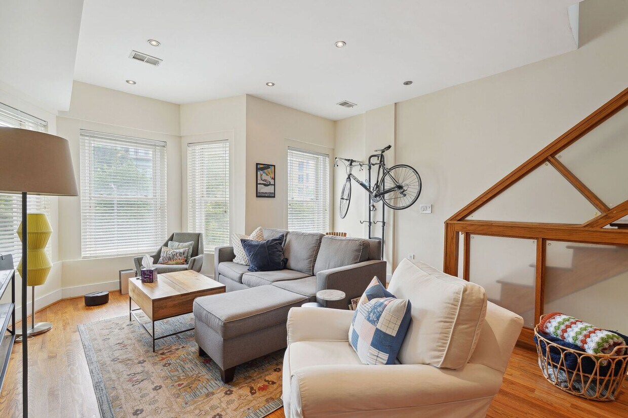 Foto principal - Beautiful 3br/4ba Columbia Heights Home wi...