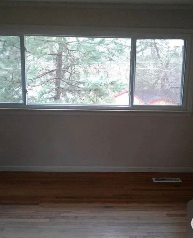 Building Photo - Cozy Home