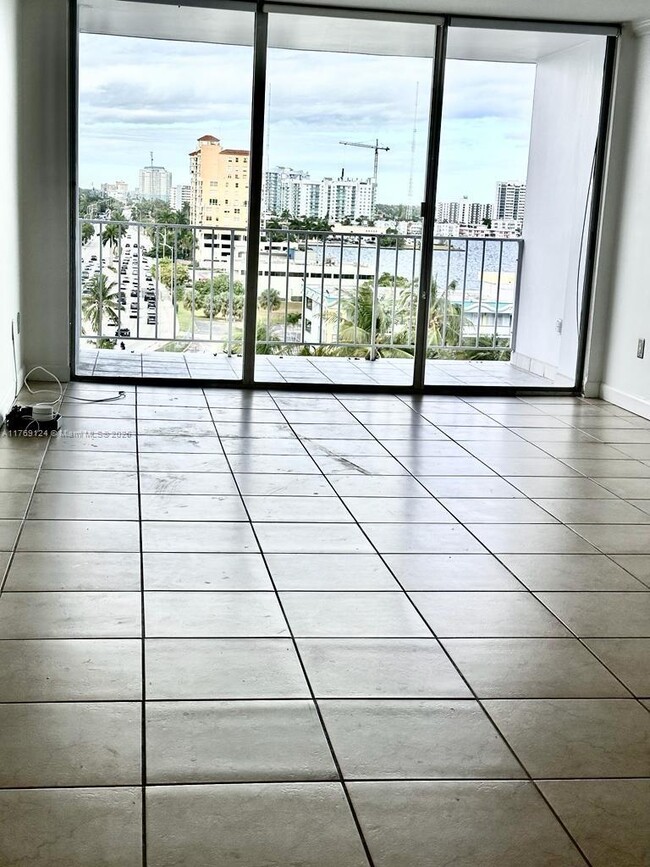 Foto del edificio - 1865 79th Street Causeway