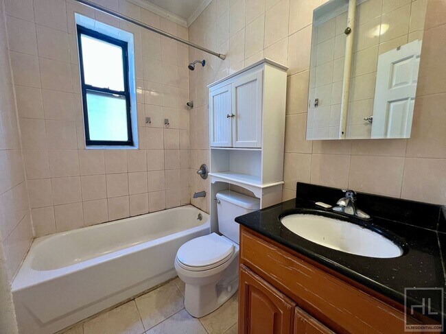 Foto del edificio - 2-Bedroom 1-Bathroom in an amazing Astoria  Location