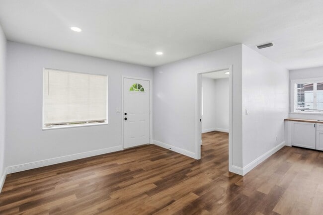 Building Photo - Beautifully Renovated 3/1 Home with Modern Finishes