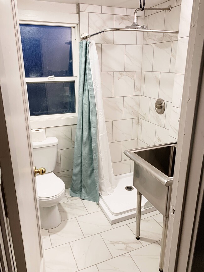 Baño principal en la planta superior - 103 Harrison St