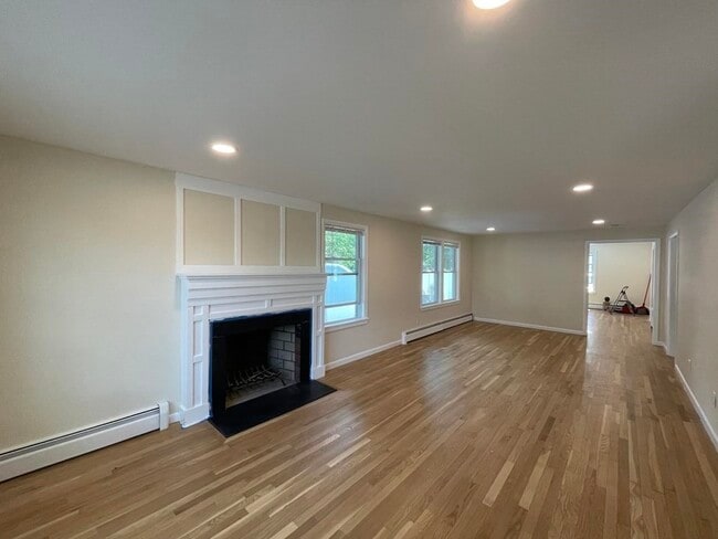 Building Photo - 498 Pleasant St