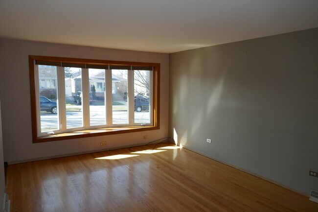 Building Photo - 5245 S Nordica Ave