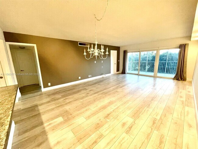 Building Photo - 3150 N Palm Aire Dr