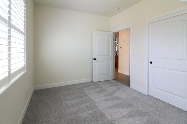 Foto del edificio - 3 Bed/2 Bath Kennewick Home with Office