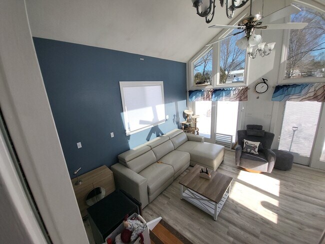 Building Photo - 347 Lake St